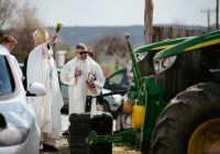 (FOTO) V Markovcih tradicionalno blagoslovili traktorje