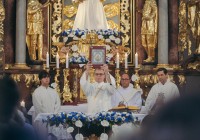 (FOTO) Svetišče Marije pod logom ob veliki maši množično obiskano