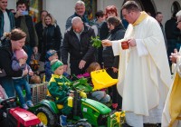 (FOTO) Na praznični ponedeljek v Markovcih blagoslovili traktorje