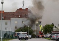 Foto: Ogenj zajel večstanovanjsko hišo, 10-letnik v paniki skočil z drugega nadstropja