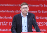Napad na evropskega poslanca med lepljenjem plakatov v Nemčiji