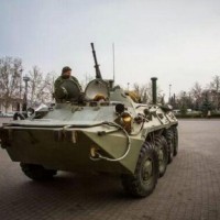 Ruska vojaška vozila na glavnem trgu Sevastopolja