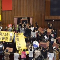 Protestniki vdrli v parlament na Tajvanu
