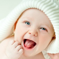 dojenček smeji