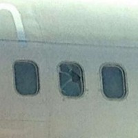 počeno okno na letalu boeing 737