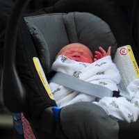 dojenček otrok v avtu