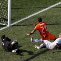 memphis depay, claudio bravo