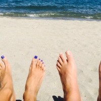 Katarina Kresal in Miro noge na morju