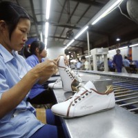 zenska delavka vietnam sweatshop proizvodnja delo