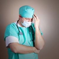 zdravnik kirurg obup stiska nemoč smrt tony