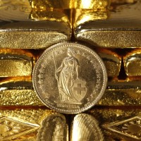 švicarski frank zlato evro denar valuta kredit švica tony
