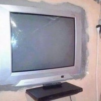Televizijo je zazidal v steno