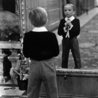 deček pred ogledalom