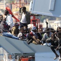 migranti ladja vojska italija begunci sredozemsko morje sredozemlje