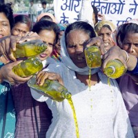 indija alkohol žganje protest