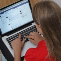 Dekle, punca, računalnik, facebook