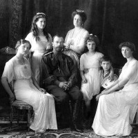 Car nikolaj II z družino