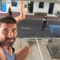 Estonec z vilami napadel carinika in posnel selfie