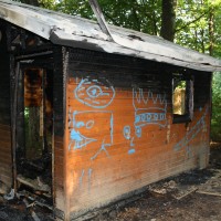 Ogenj je leseno konstrukcijo in notranjost barake, ki so jo Mirnčani postavili sokrajanu Tončku, pop