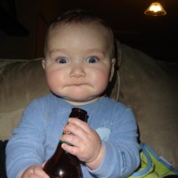 babica otrok dojenček alkohol pivo (4)