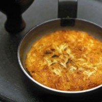 Krompirjeva omleta z jabolki in sirom