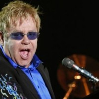 V Izolo prihaja Elton John