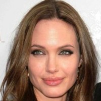 Angelina Jolie posvaja, omedleva in sabotira