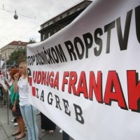 Protestniki pred Hrvaško narodno banko v Zagrebu-1