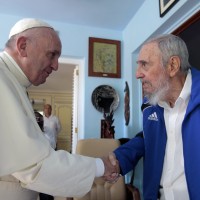 Papež Fidelu Castru podaril knjigo
