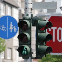 prehod za pešce, stop znak, semafor, pešci