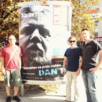 Dan D (Obra, Tučo, Bošti), ki so se v Novem mest slikali pred plakatom (na katerem je njihov pevec T