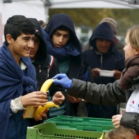 razdeljevanje hrane, begunci, špilje