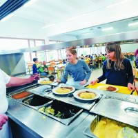 Šolska kuhinja: breme za šolo, prednost za otroke
