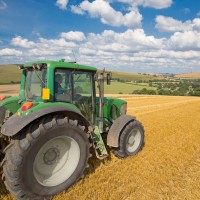 kmet traktor njiva poljedeljstvo