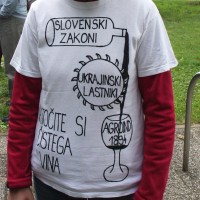 Delavka Agroinda pred sodiščem nosi majico z zgovornim napisom
