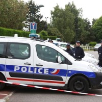 policija napad na policijskega častnika v Parizu