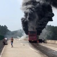 požar avtobus trčenje prometna nesreča Kitajska