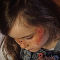 otrok deklica simbolična mučenje trpljenje