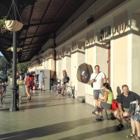 Postajališče v Novi Gorici je že uro pred prihodom vlaka precej polno