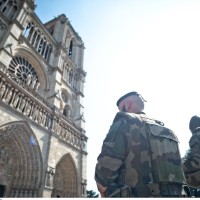 katedrala Notre Dame Pariz vojaki