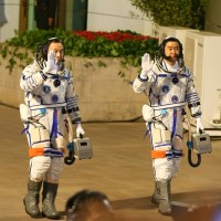 kitajska astronavta Jing Haipeng in Chen Dong