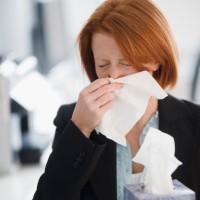 gripa prehlad ženska rdečelaska smrkanje