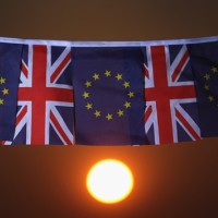 brexit-britanija-eu-zastavi_ge