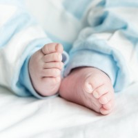 dojenček nogice simbolična