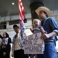 protesti, omejitev potovanja, priseljenci