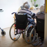 upokojenec, starejši, invalidski voziček