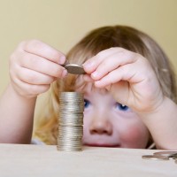 otrok, denar, kovanci, varčevanje, igra z denarjem, finance