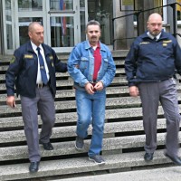 Slobodan Katić na poti s sodišča nazaj v zapor