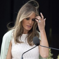 melania trump bela obleka