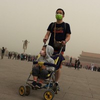 Peking, otrok, oče, obrazne maske, prašni delci, onsenaženje, peščeni vihar